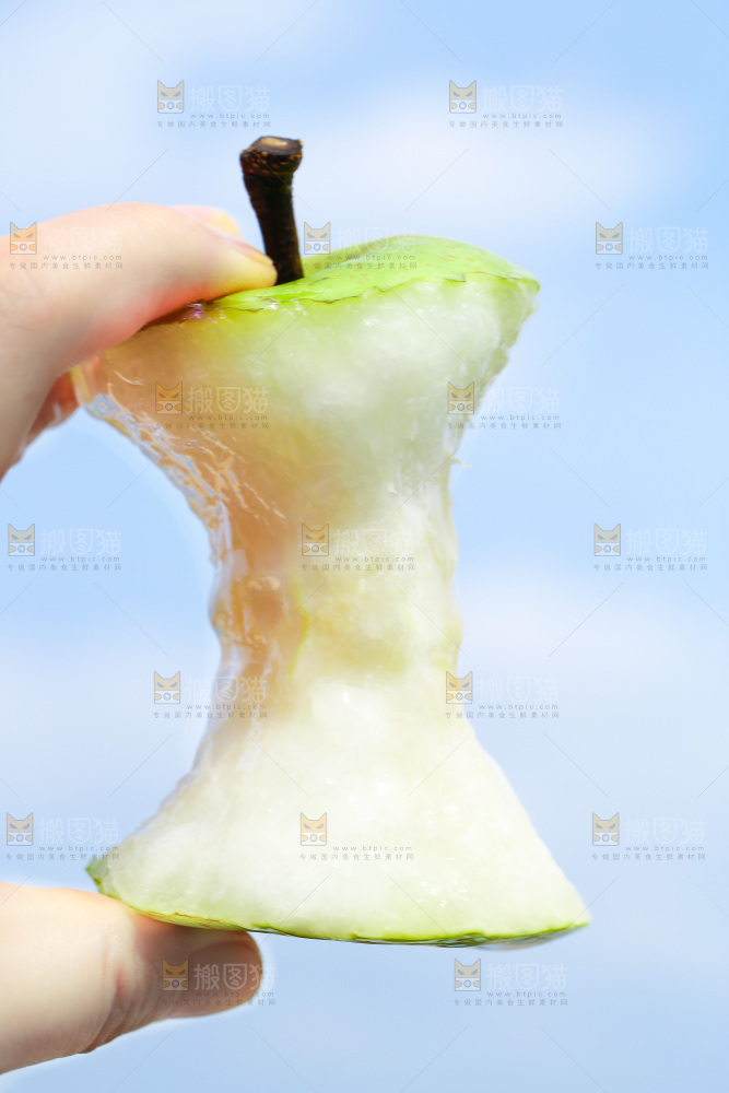 手里拿着削皮的皇冠苹果梨