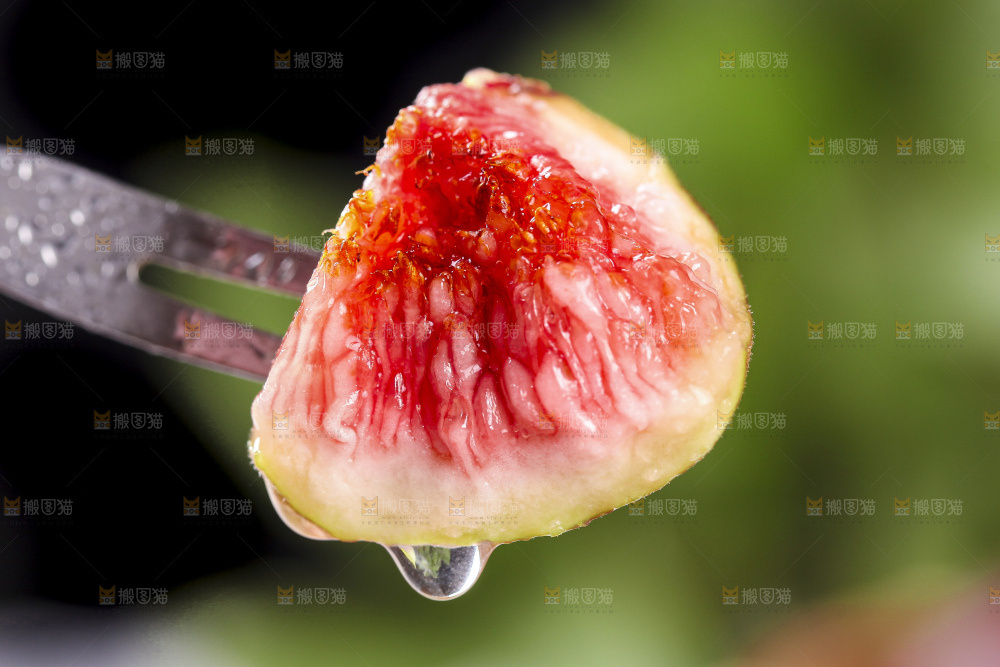 叉子叉着无花果