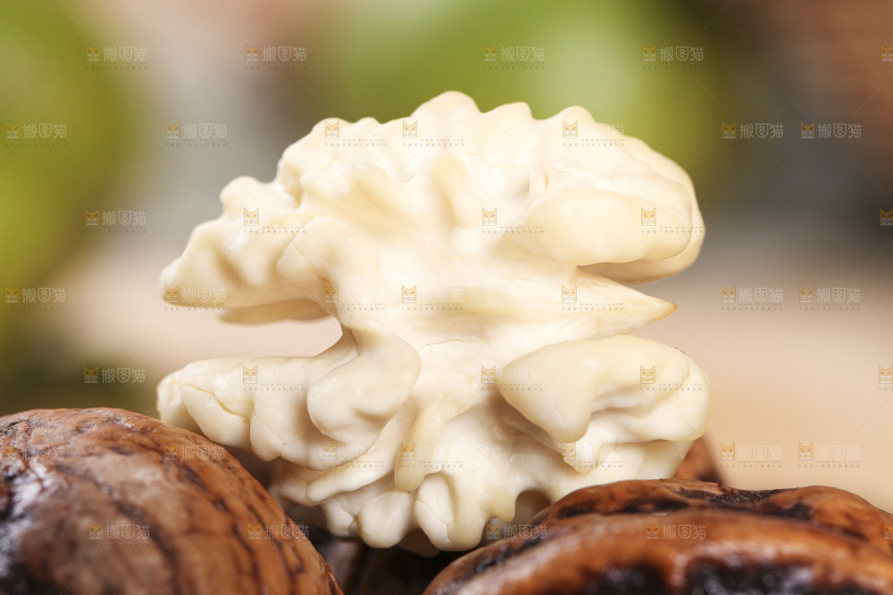 黑底上放着新鲜去皮湿核桃