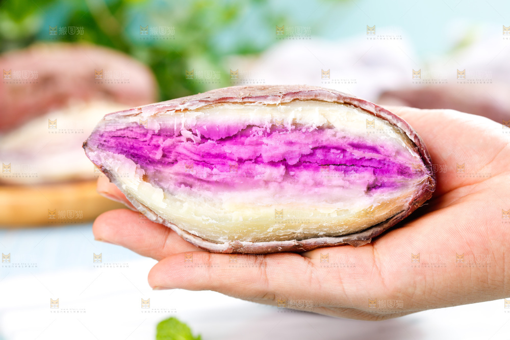 手拿掰开的冰淇淋红薯