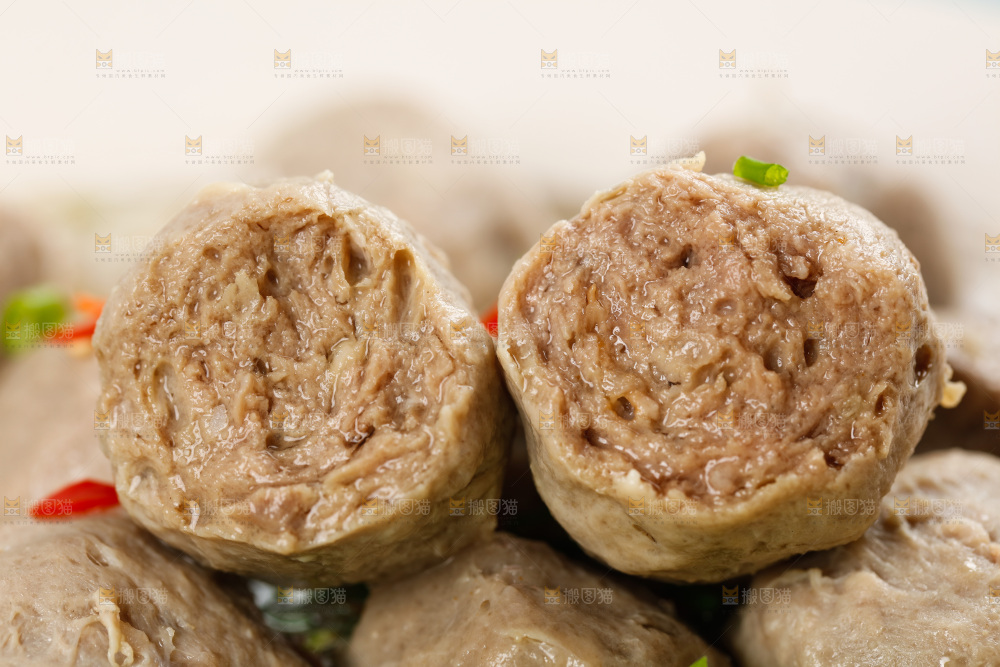 石板上放着一碟牛肉丸