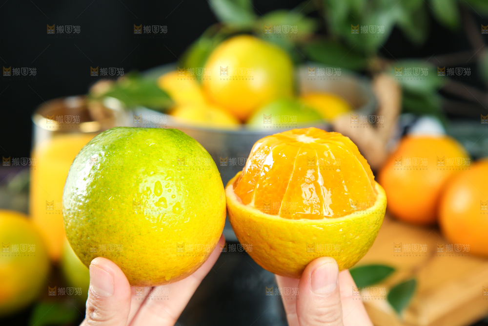 手拿剥皮的秭归夏橙