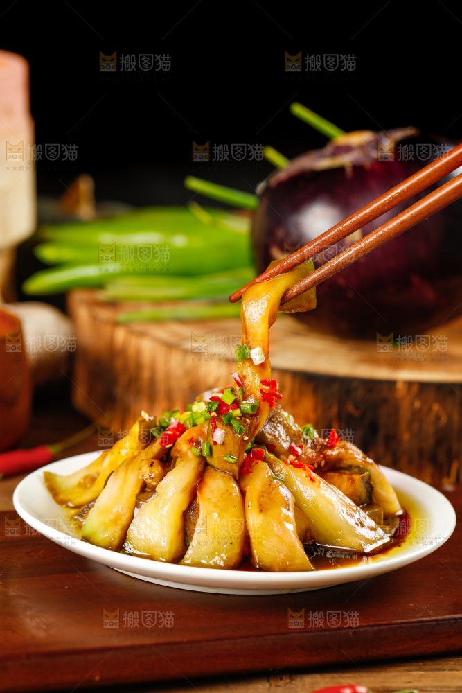 木底上放着一盘蒸茄子