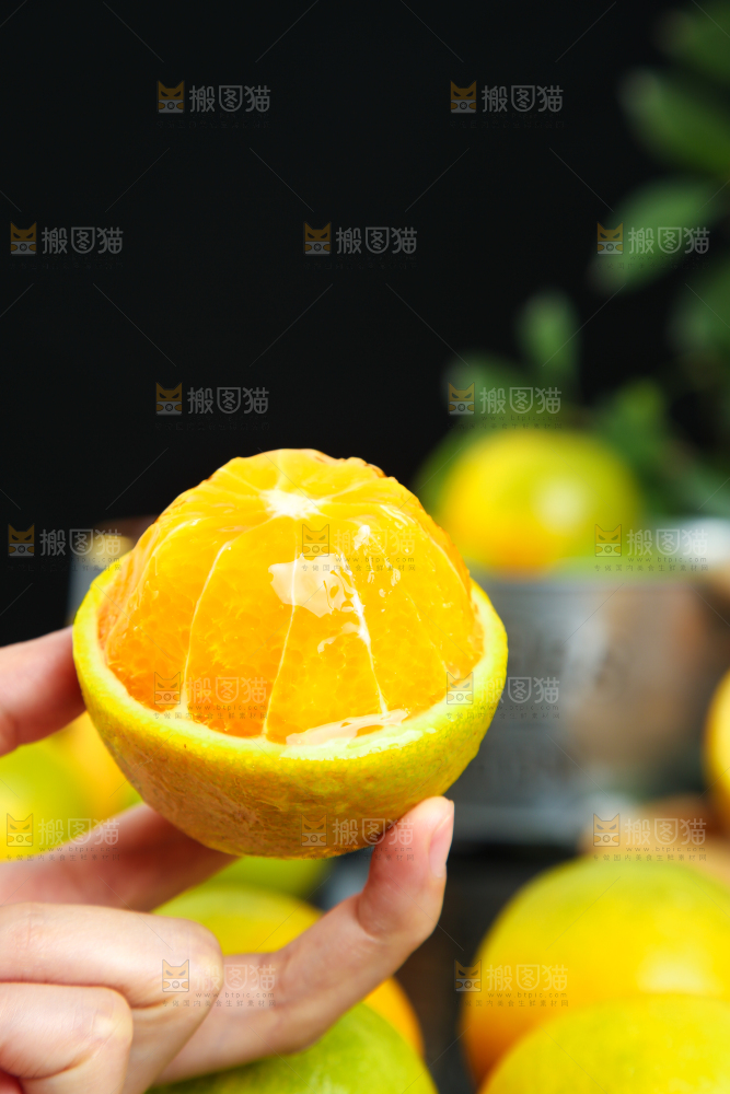 手拿削皮的夏橙