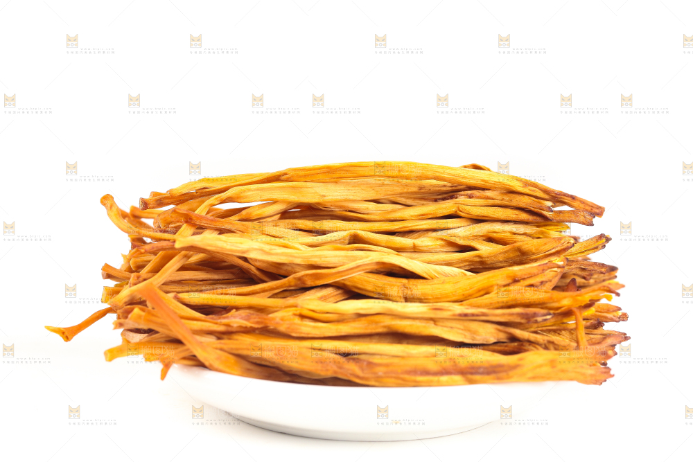 白底上放着一盘干黄花