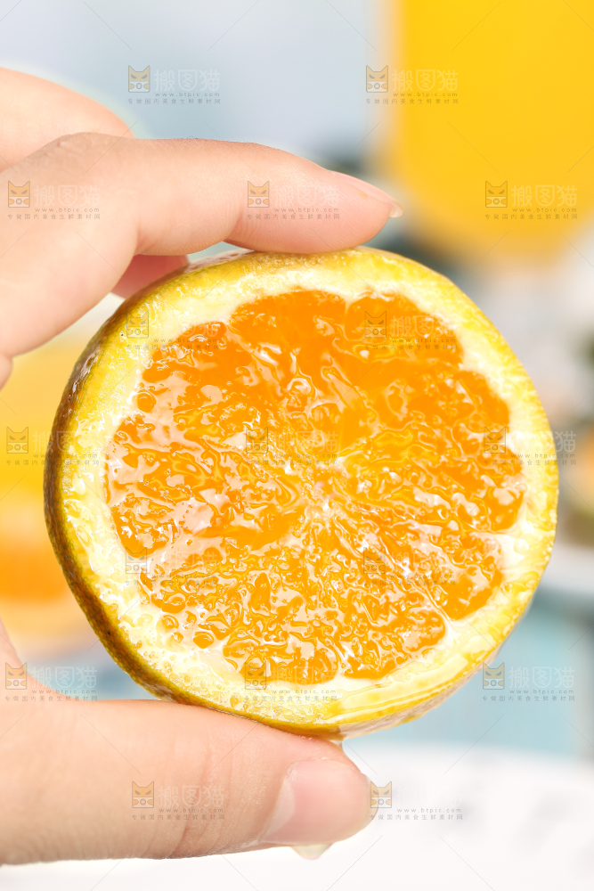 手拿切开的秭归夏橙