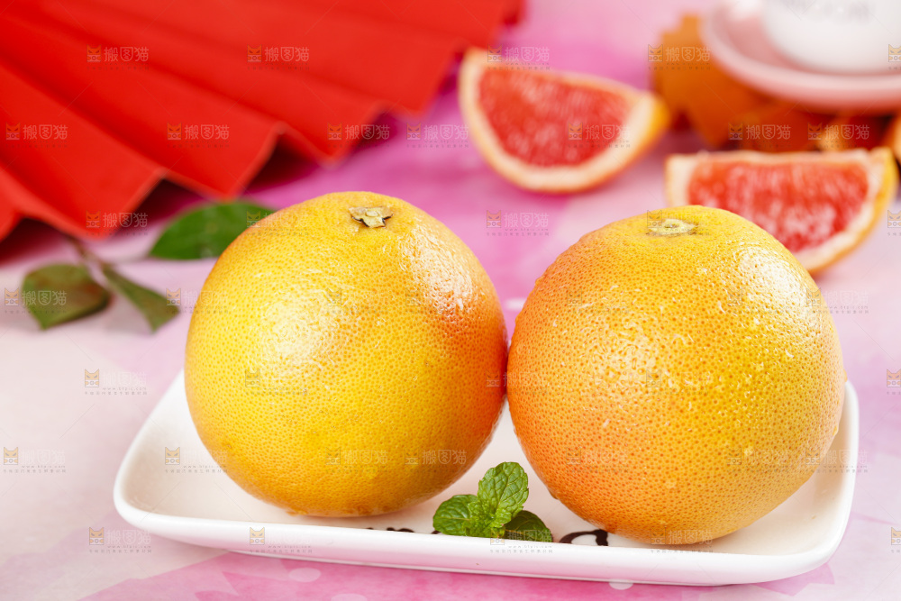 盘子里的红心西柚