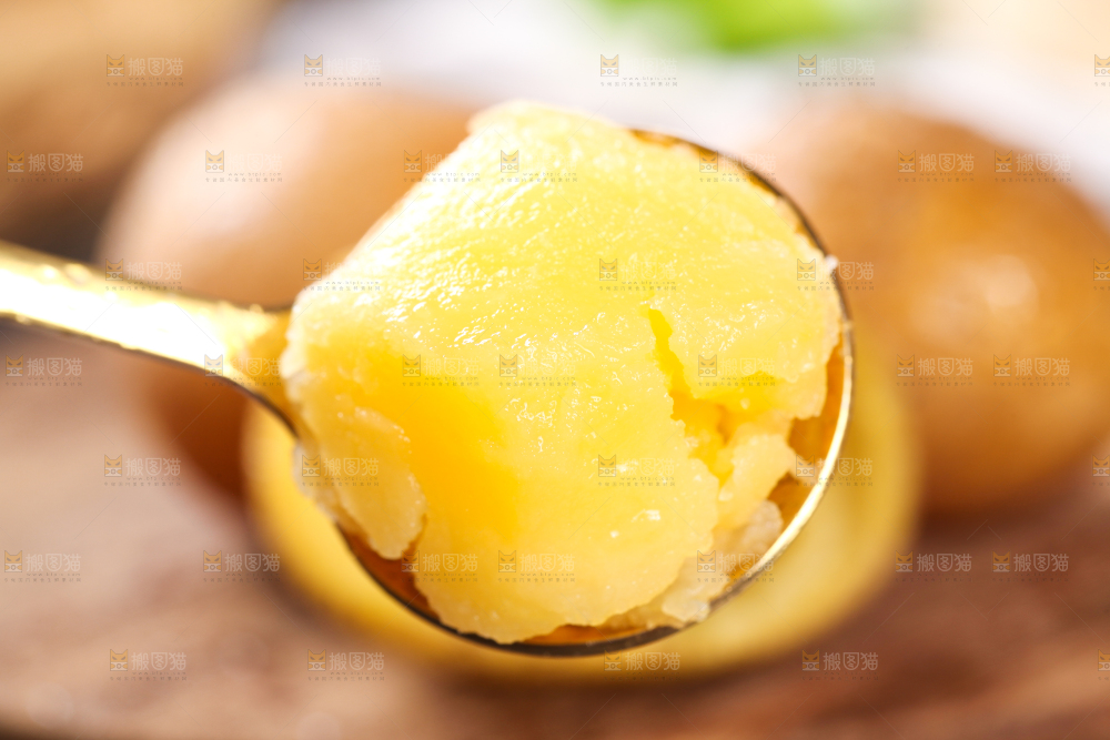 勺子里的黄心熟土豆