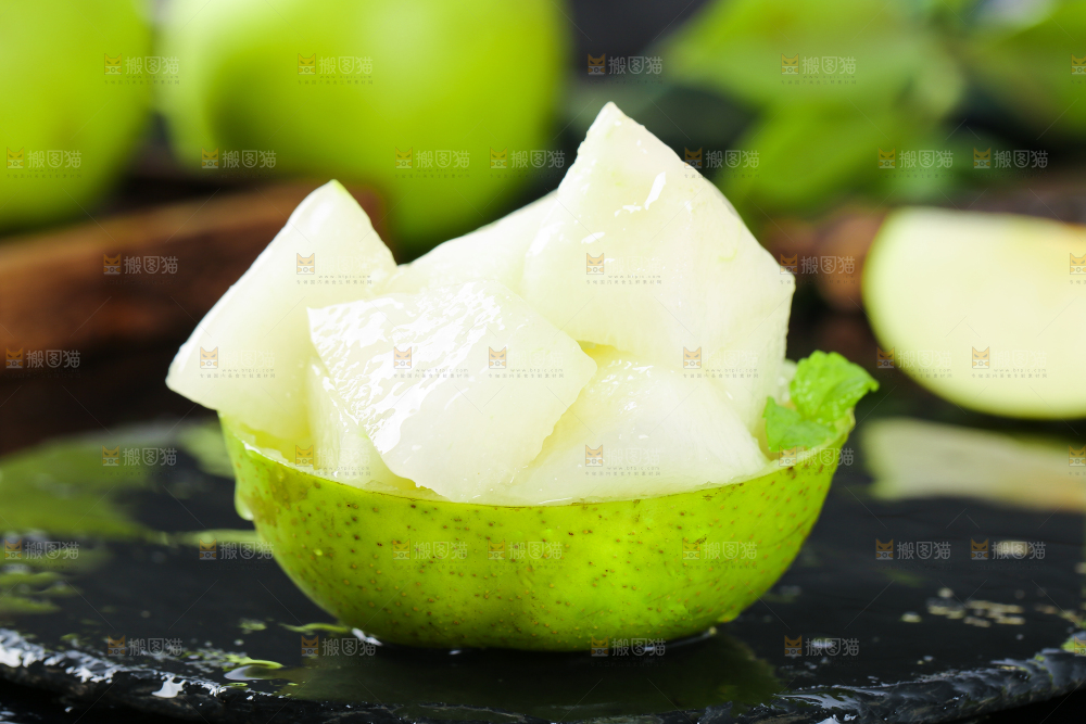 黑石板上的皇冠苹果梨果肉