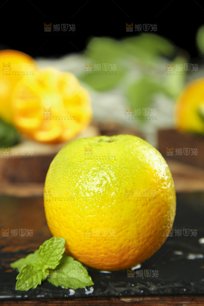 黑石板上的秭归夏橙