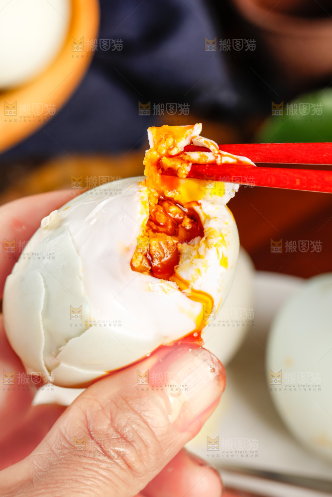 筷子夹着海鸭蛋