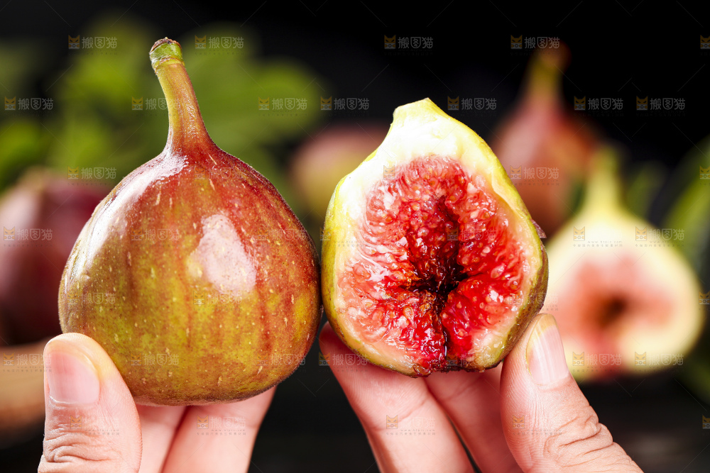 手拿剥皮的无花果