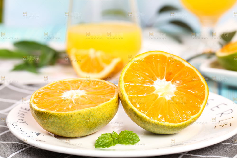 盘子里放着切开的秭归夏橙