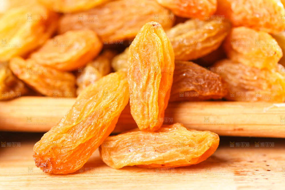 木板上的树上黄葡萄干