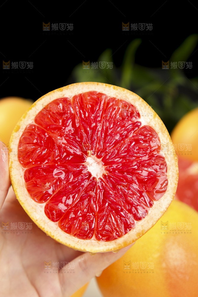 深底上手拿切开的红心西柚
