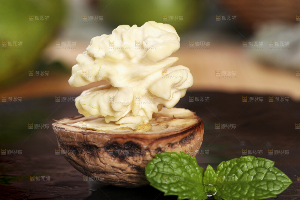 黑石板上放着去皮湿核桃果仁