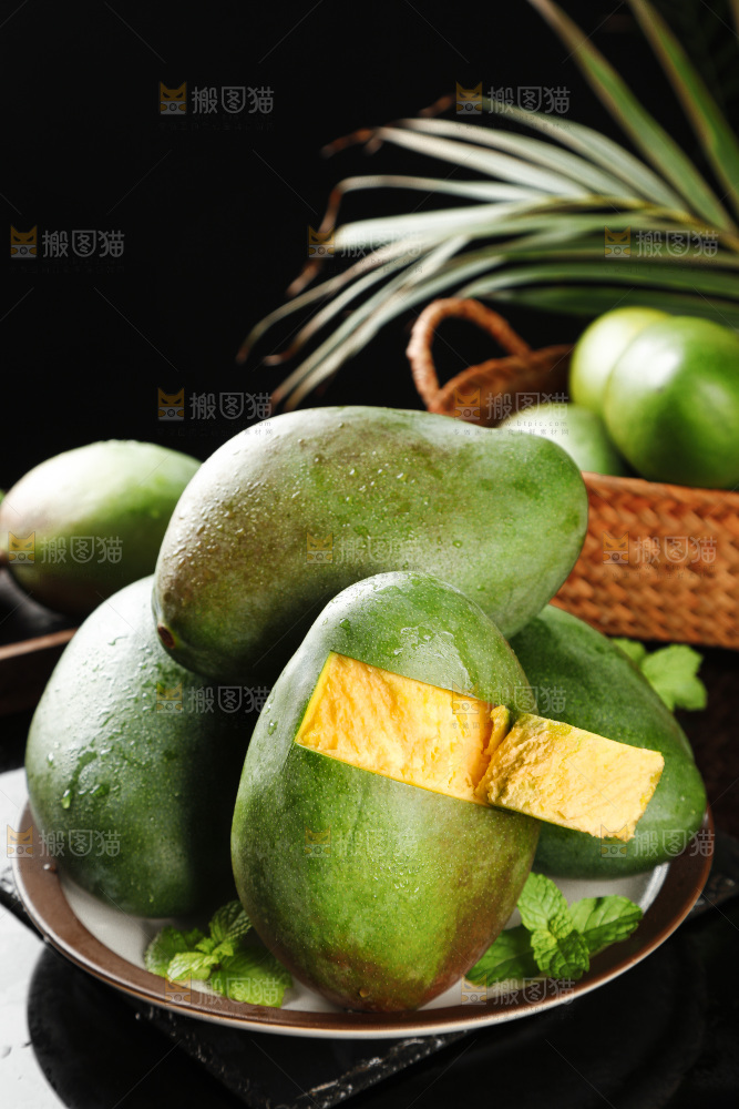 黑底上放着剥皮的凯特芒