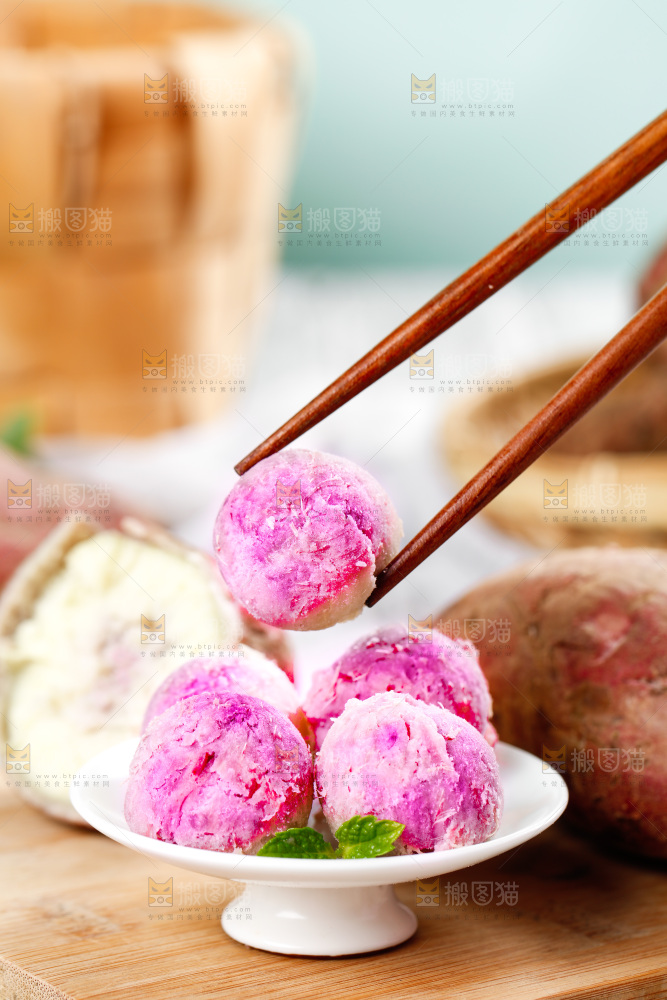 筷子夹着冰淇凌红薯果肉