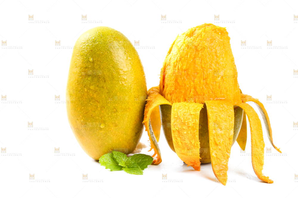 剥皮的椰香芒放在白底上