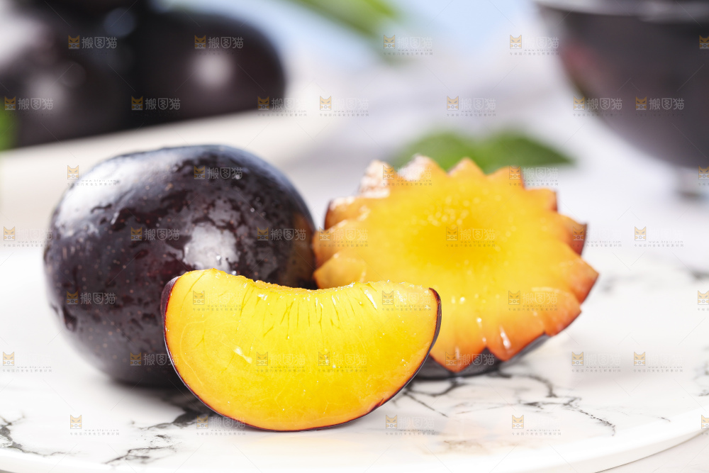 盘子里装着黄肉黑布李