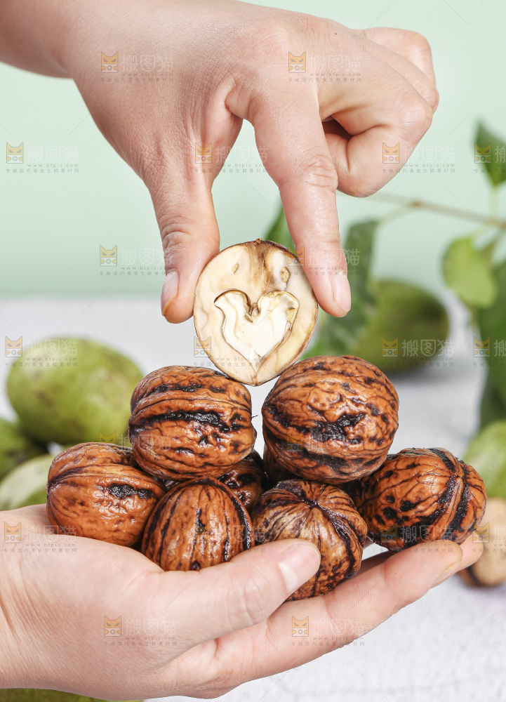 手拿新鲜去皮湿核桃