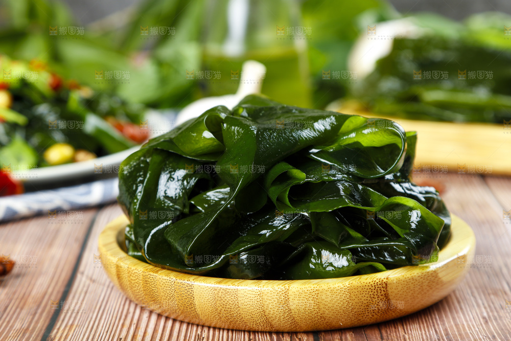木底上放着一盘裙带菜