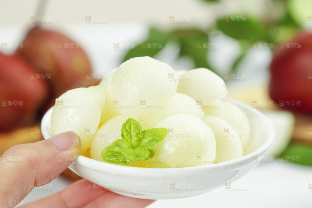 手拿一碟彩虹梨果肉