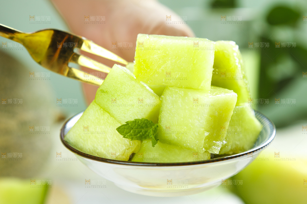 手拿一碟玫珑蜜瓜果肉