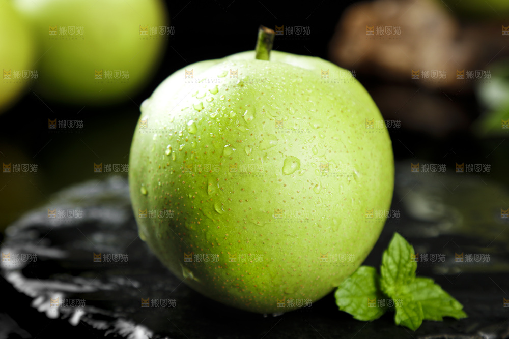 黑底上的绿宝石梨