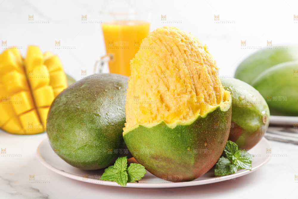 石板上放着一盘剥皮的凯特芒