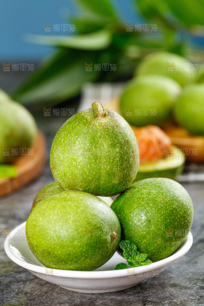 石板上放着一盘青皮核桃
