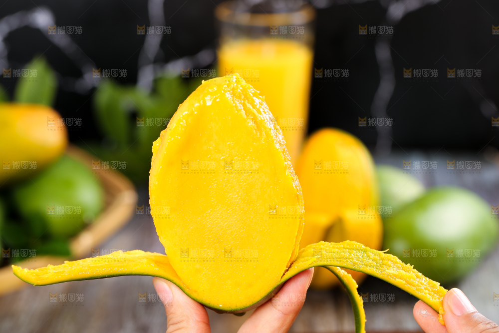 手拿剥皮的椰香芒