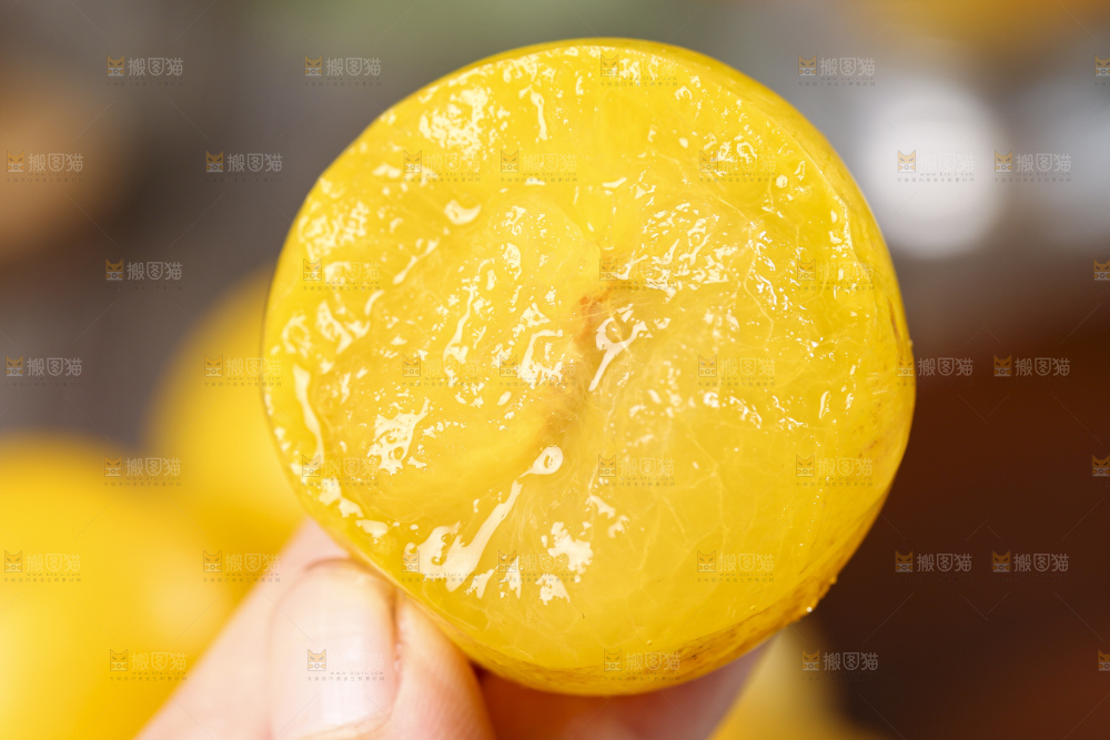 手拿切开的黄金奈李