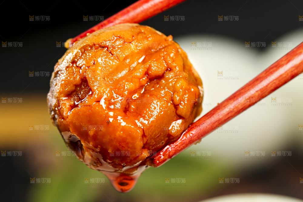 黑底上筷子夹着红心咸鸭蛋