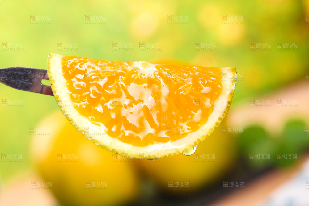 叉子叉着切开的夏橙