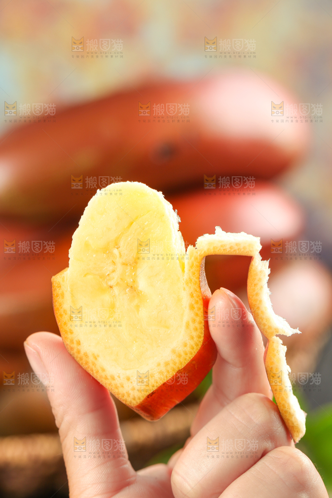 浅底上手拿着一块红皮香蕉