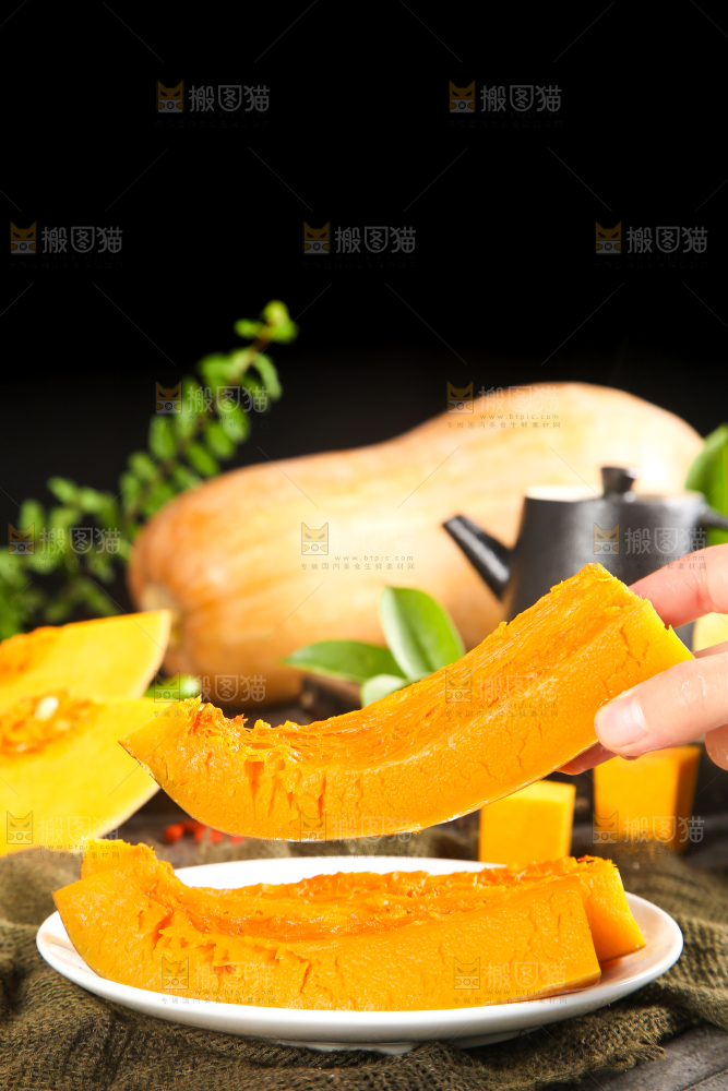 手拿一块熟老南瓜
