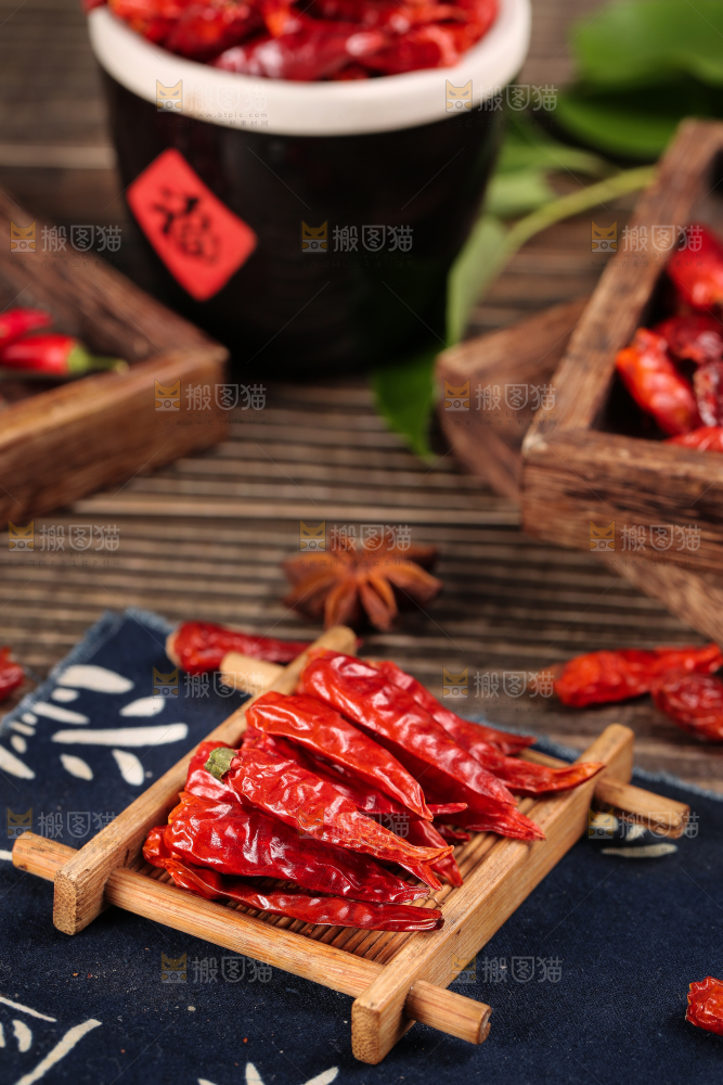 木盒时放着干辣椒
