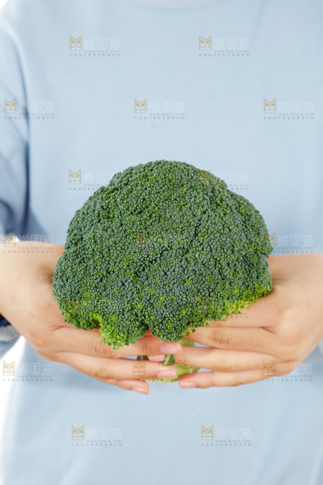 手里拿着西兰花