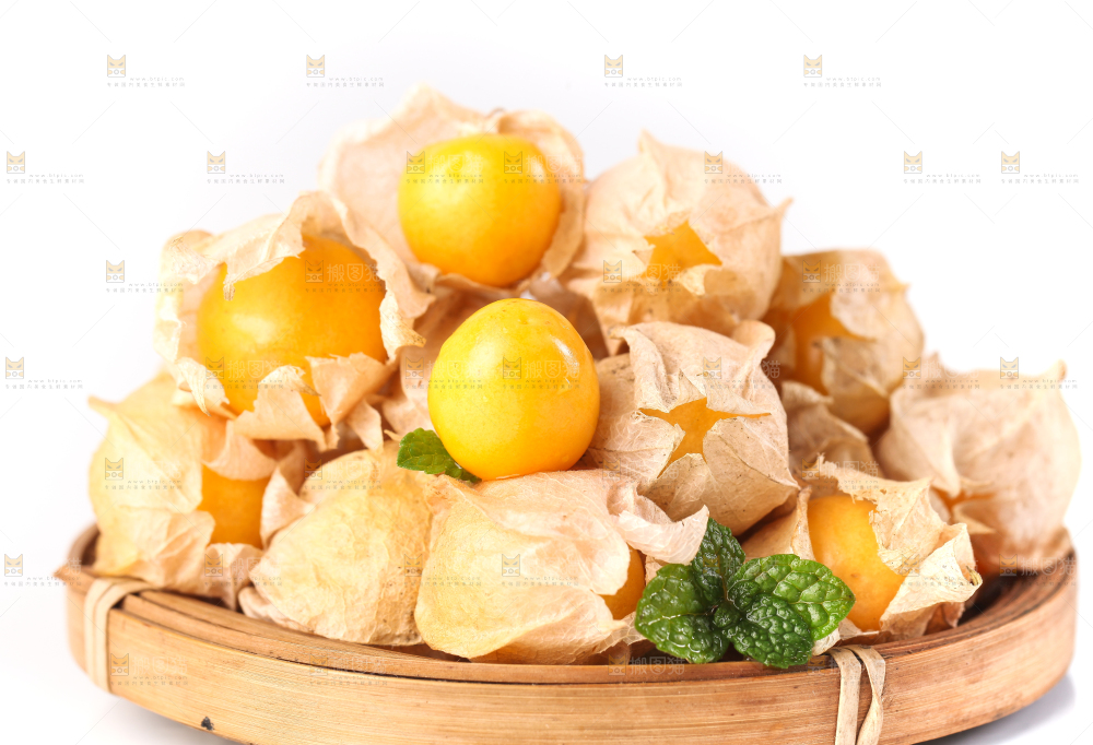 竹篮里放着菇娘果