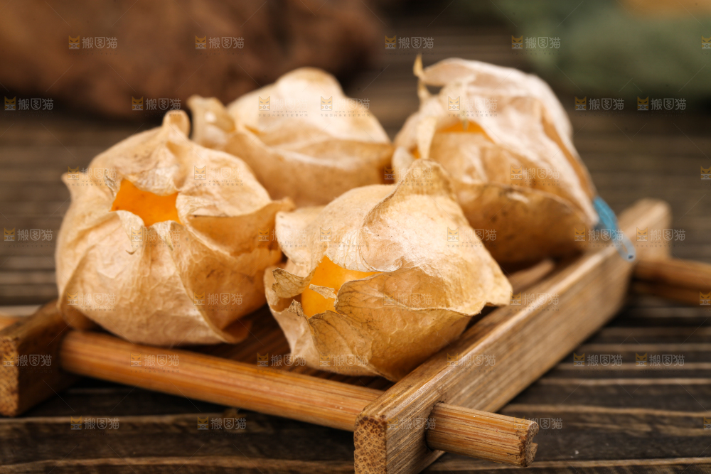 条纹布上摆放着姑娘果