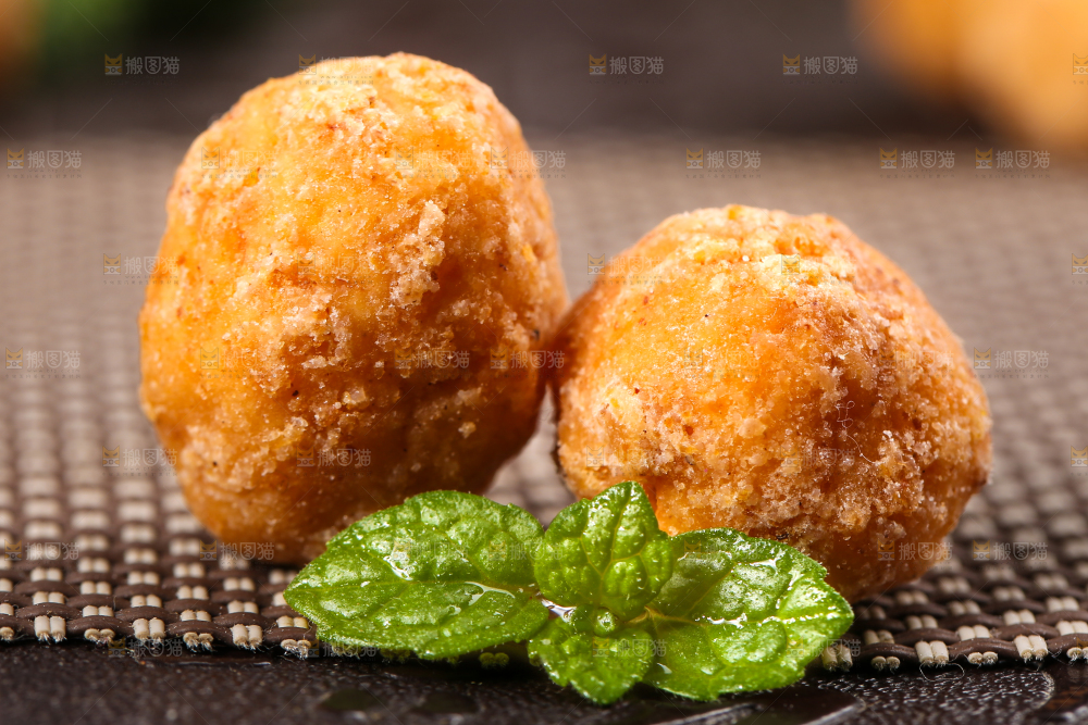 编织垫上放着多味花生