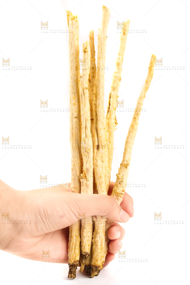 手里拿着沙参