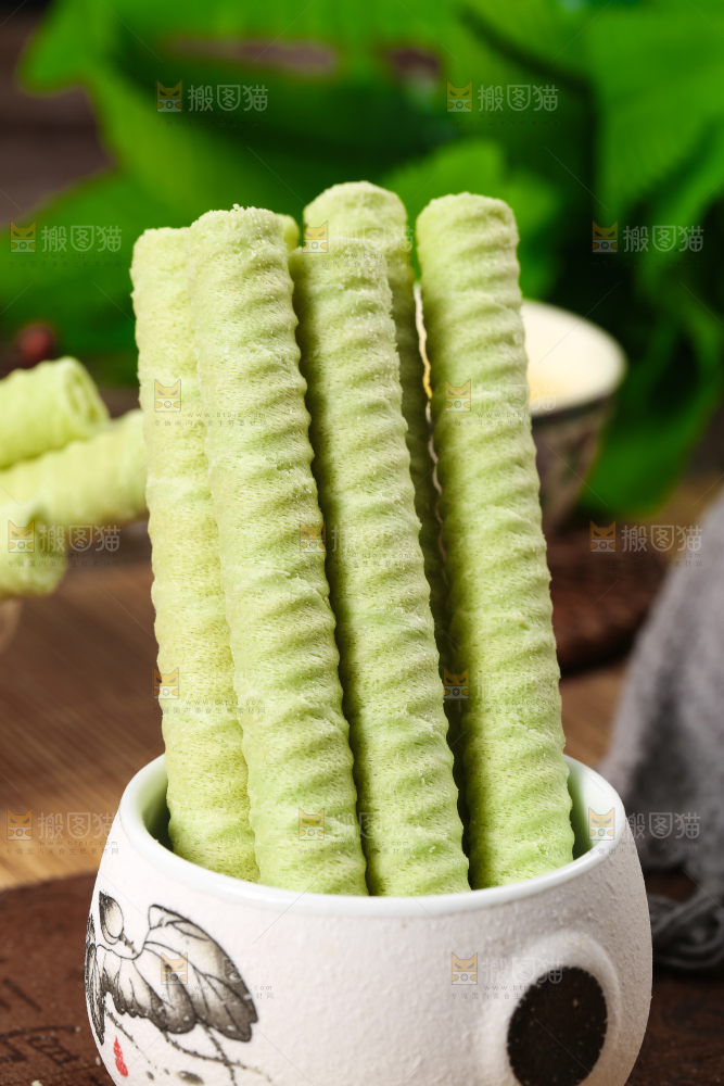 木底上摆放着抹茶卷