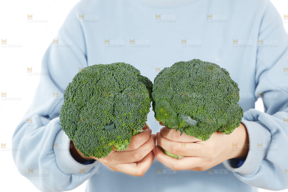 手里拿着西兰花