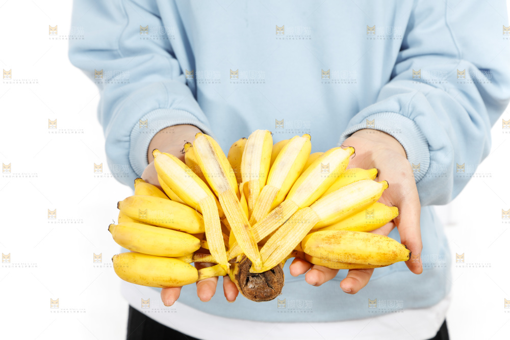 手里拿着一串小米蕉