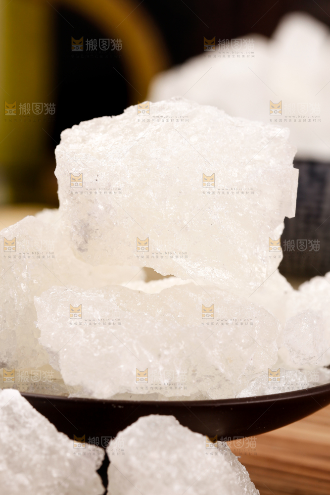 竹垫上摆放着多晶冰糖