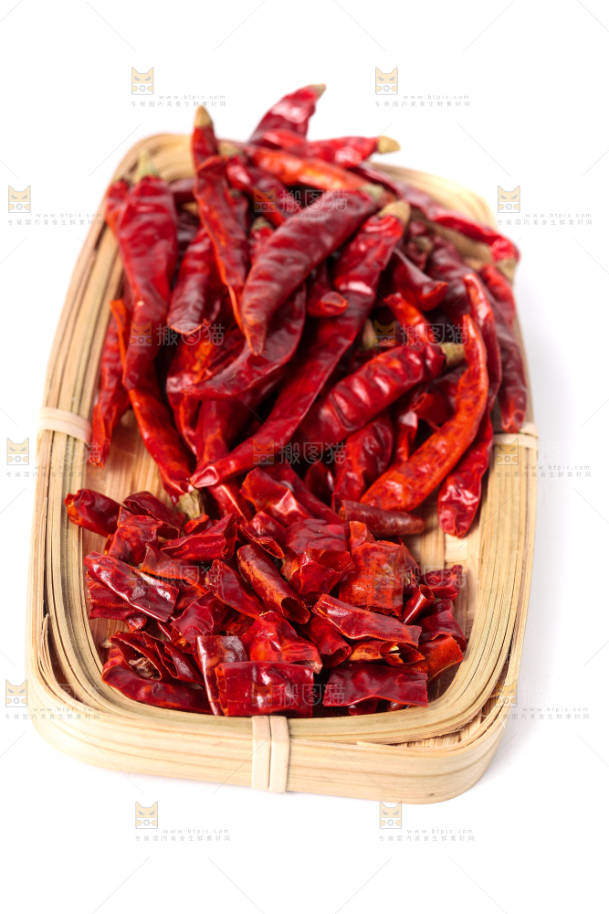 篮子里装着干辣椒