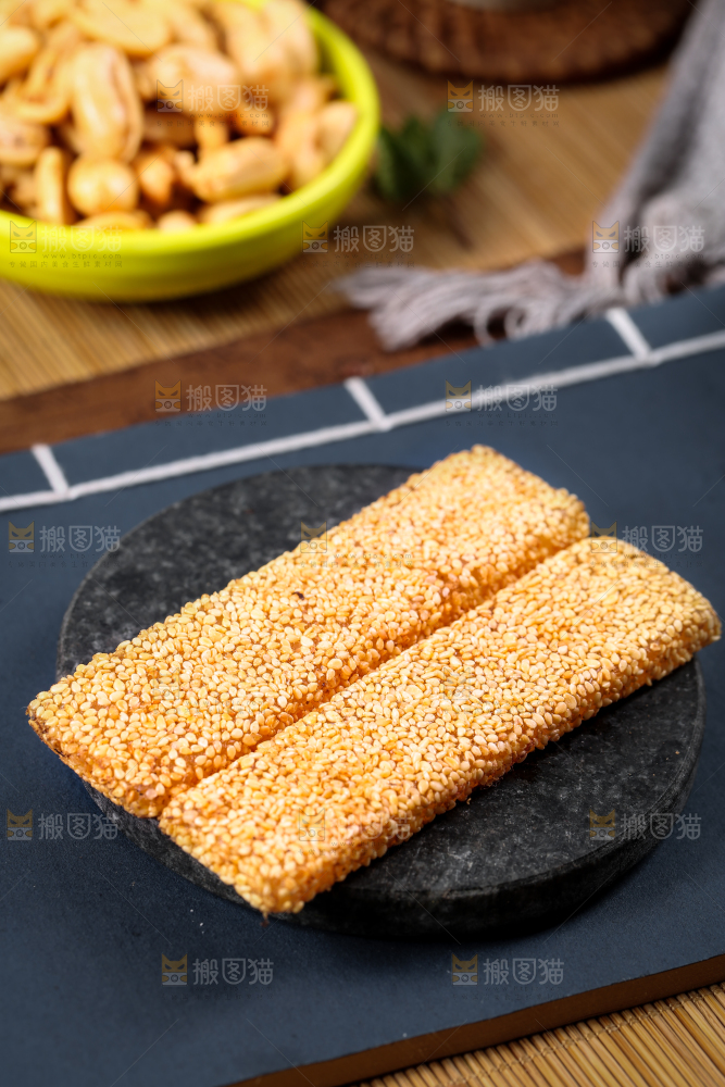 黑石板上放着芝麻糖