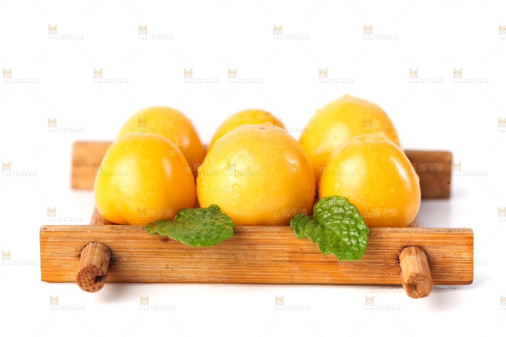 白底上摆放着灯笼果